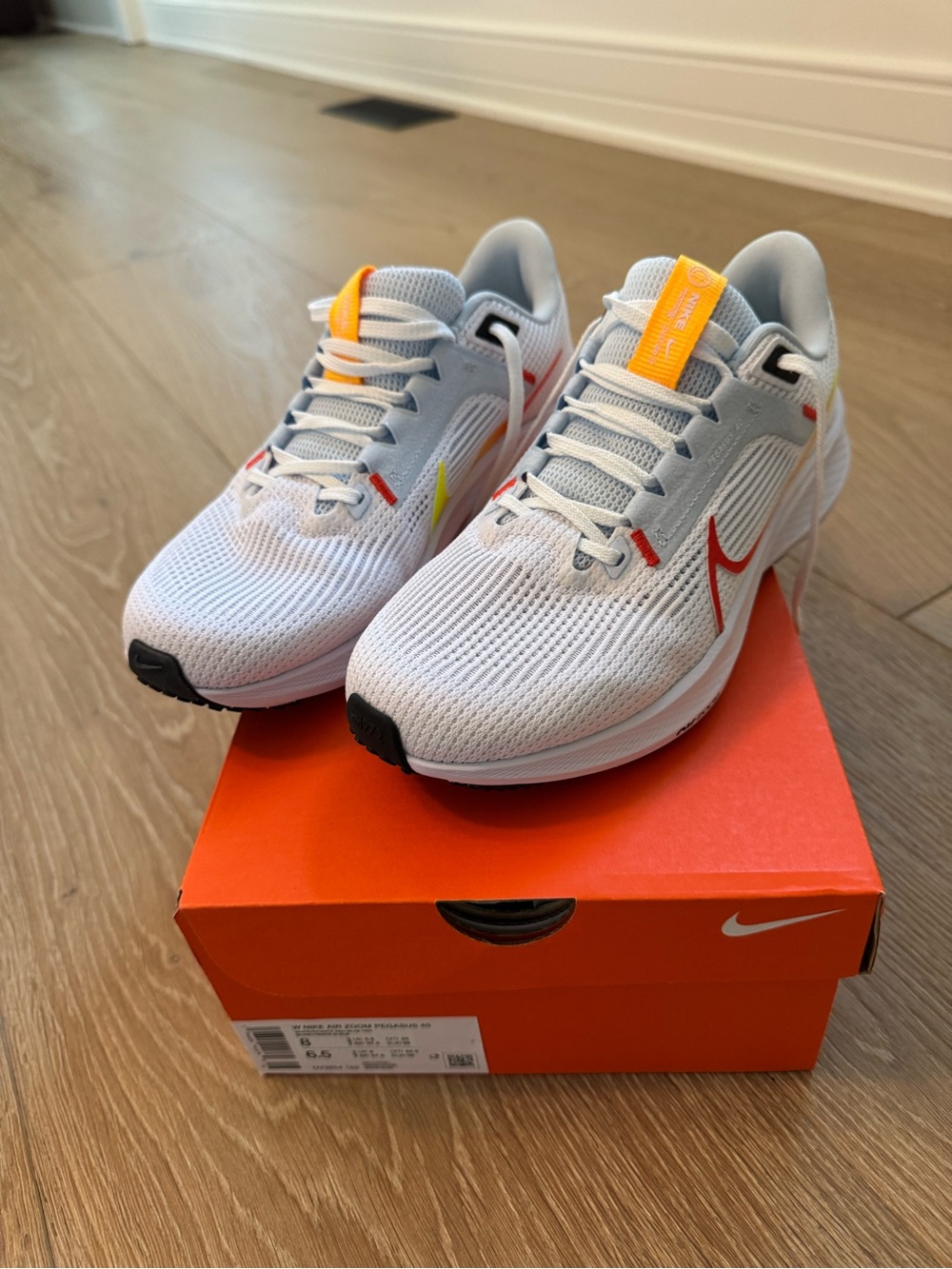 Nike Womens Pegasus 40 Size 8 White Running Shoes New with Box